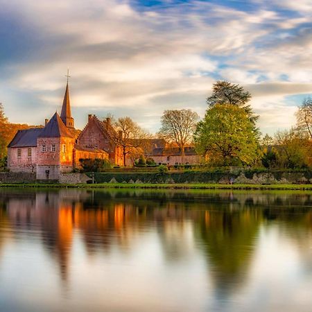 Maison Et Velos A Godinne Dans La Vallee De La Meuse Exteriér fotografie