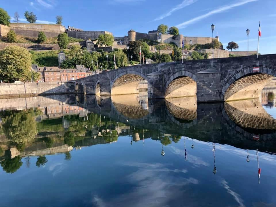 Maison Et Velos A Godinne Dans La Vallee De La Meuse Exteriér fotografie