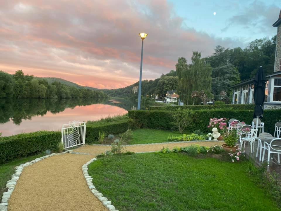 Maison Et Velos A Godinne Dans La Vallee De La Meuse Exteriér fotografie
