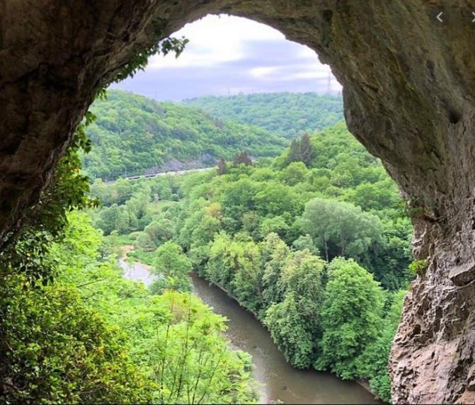 Maison Et Velos A Godinne Dans La Vallee De La Meuse Exteriér fotografie