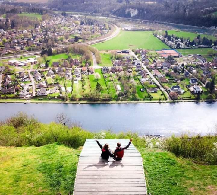 Maison Et Velos A Godinne Dans La Vallee De La Meuse Exteriér fotografie