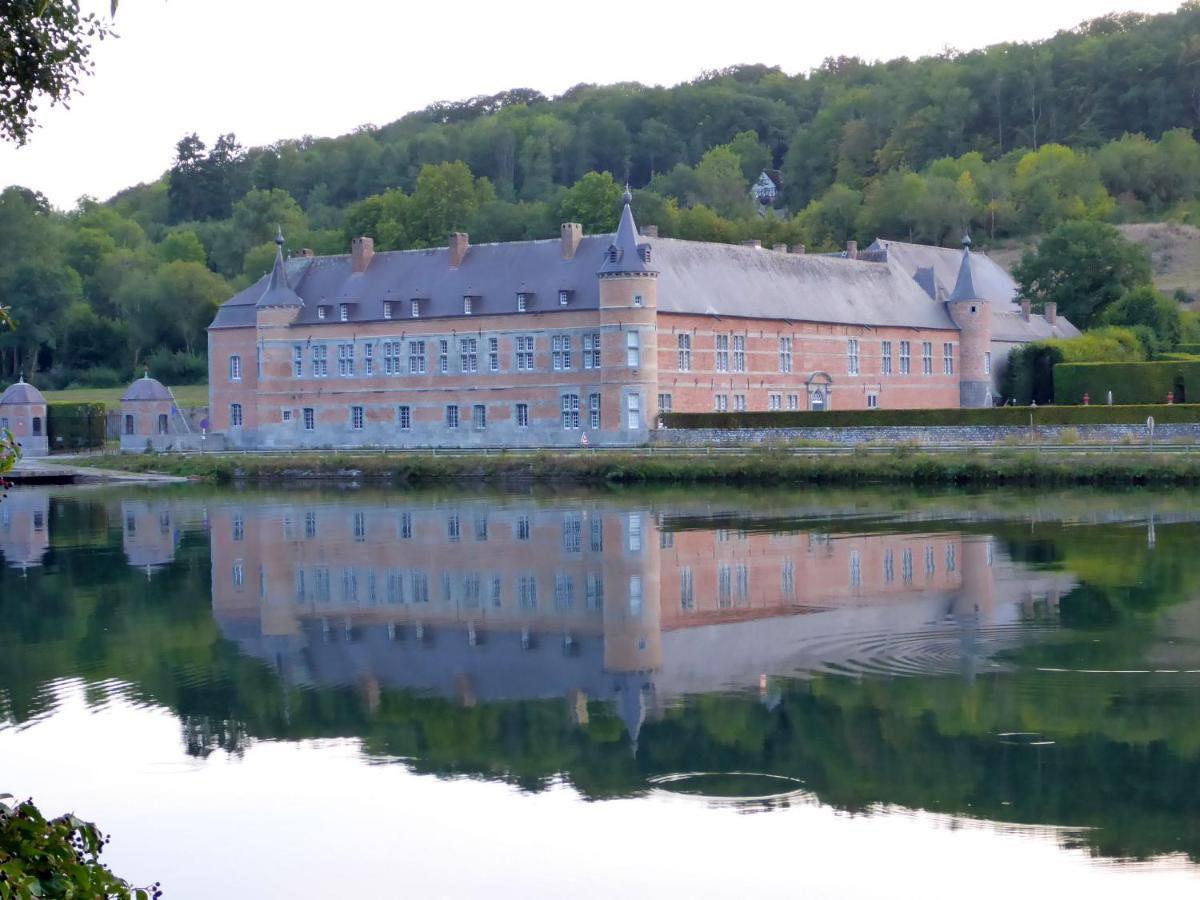 Maison Et Velos A Godinne Dans La Vallee De La Meuse Exteriér fotografie
