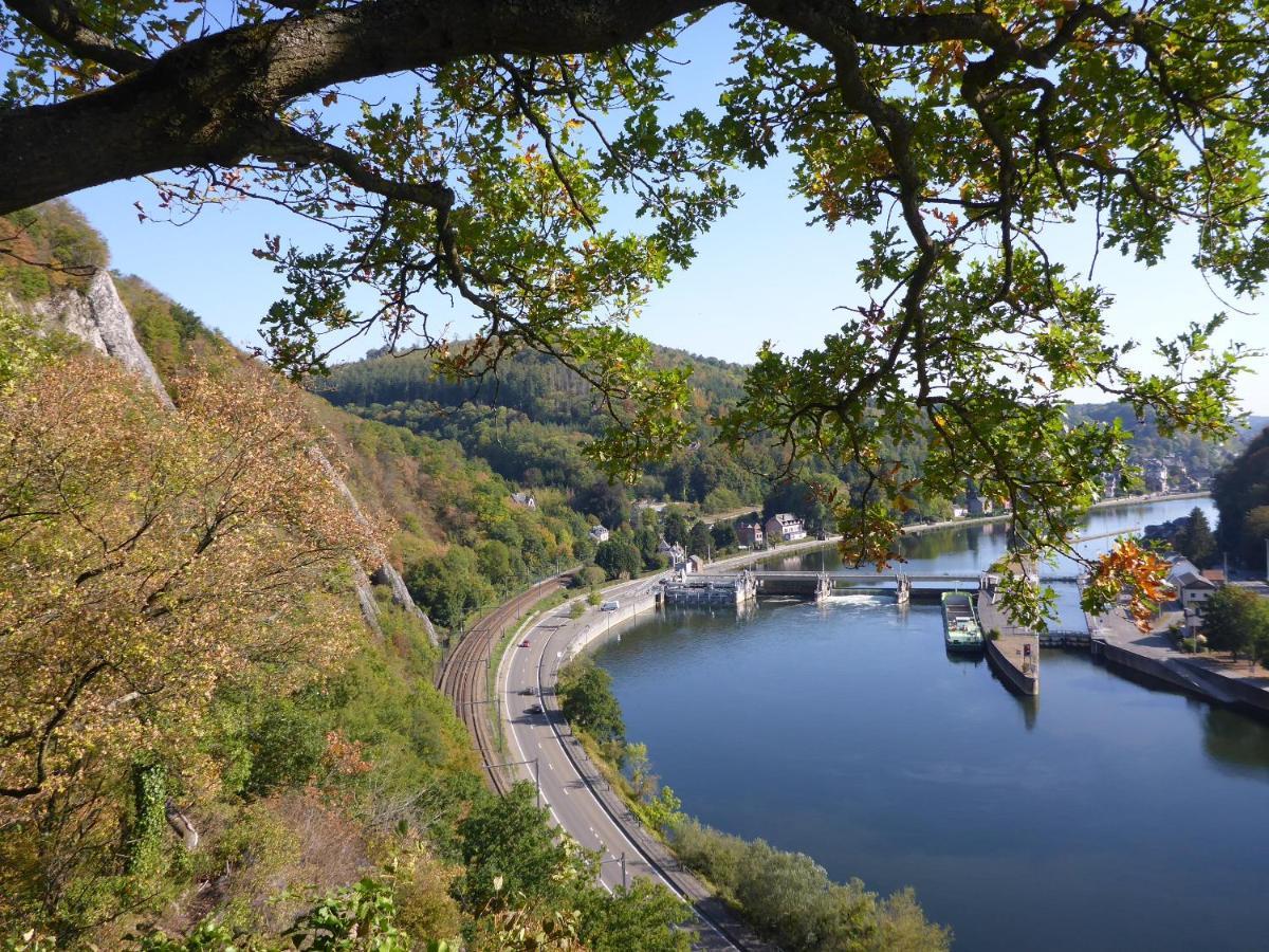 Maison Et Velos A Godinne Dans La Vallee De La Meuse Exteriér fotografie