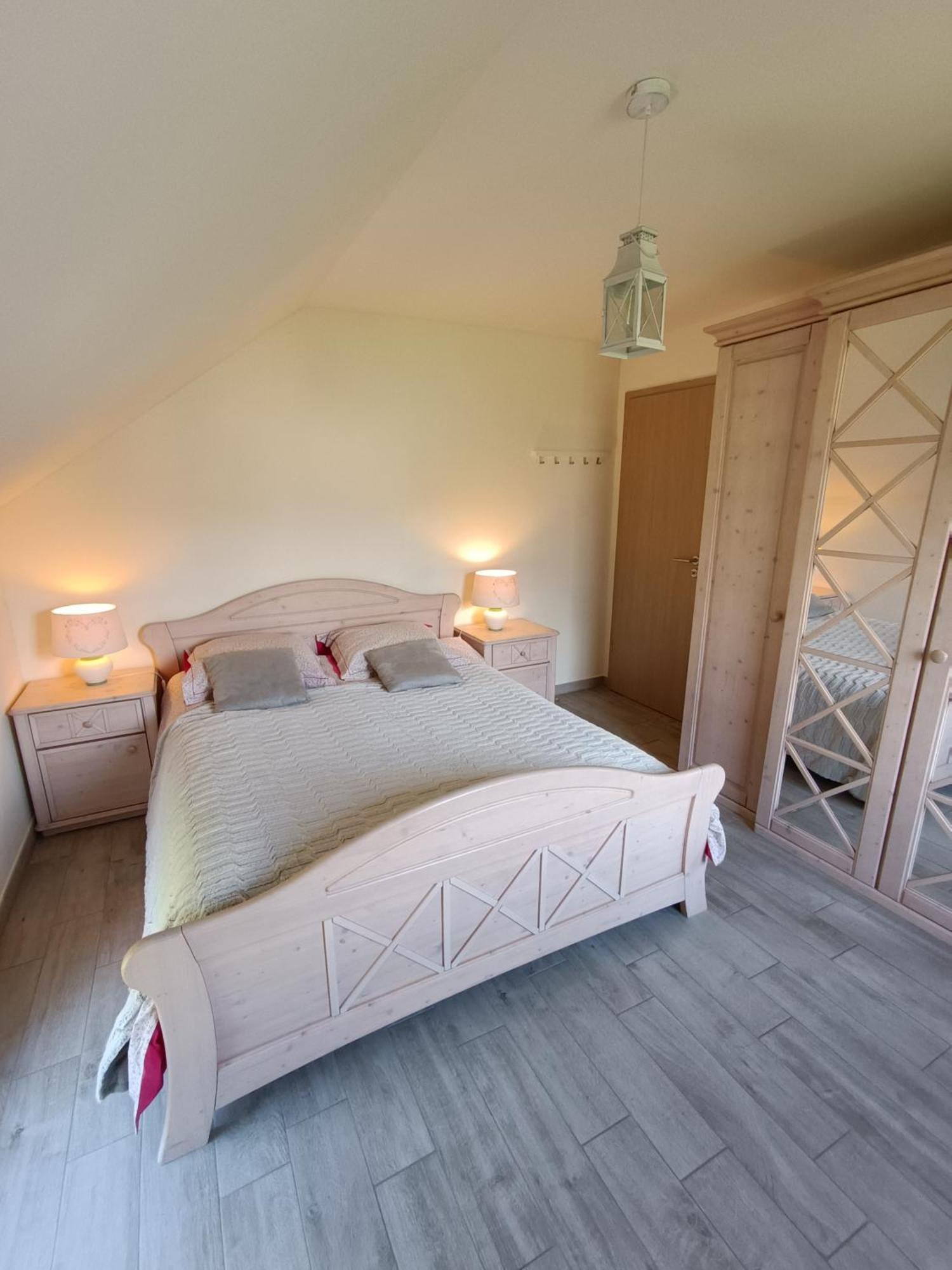 Maison Et Velos A Godinne Dans La Vallee De La Meuse Exteriér fotografie