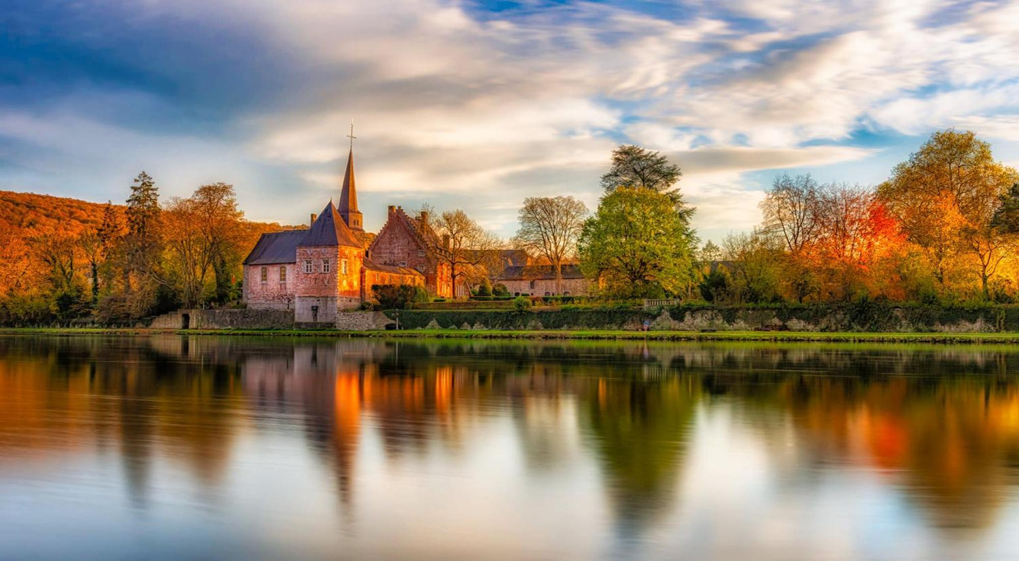 Maison Et Velos A Godinne Dans La Vallee De La Meuse Exteriér fotografie